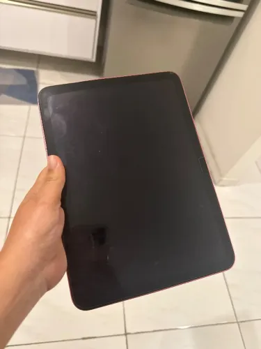 iPad 10 com a carcaça empenada