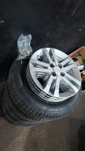 Jogo de rodas, pneus,calotas e parafusos aro 14 fiat.