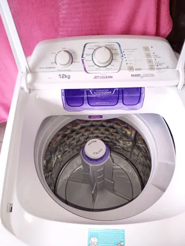 Máquina Pra vender apenas Retirada de peça liga tudo normal só não ta batendo roupa