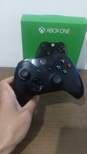 Controle de xbox one com Caixa