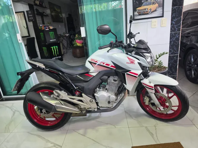twister ano 2022 com apenas 3 mil kms ( zero)