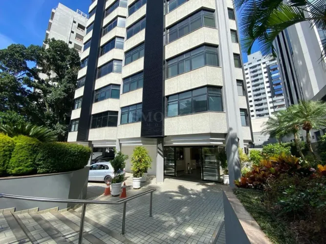 Sala comercial mobiliada 100m² no Centro, 3 repartições, recepção e 1 vaga