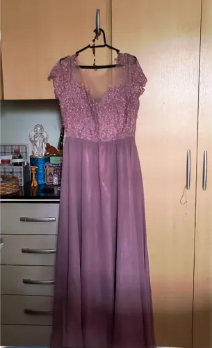 Vestido de Festa Lilás longo com renda