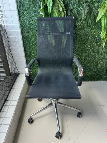 Cadeira de Escritório Tela Mesh Base Cromada com Rodinha Preta