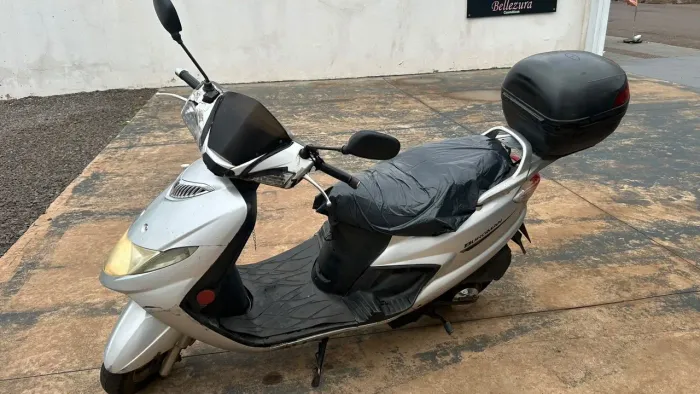 Moto Suzuki burgaman 125cc 36.590km cor prata valor R$6.000