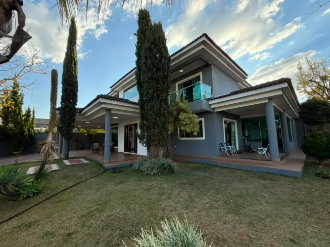 Casa de Alto Padrão com 4 Quartos e 800m² de Terreno no Condomínio Fênix