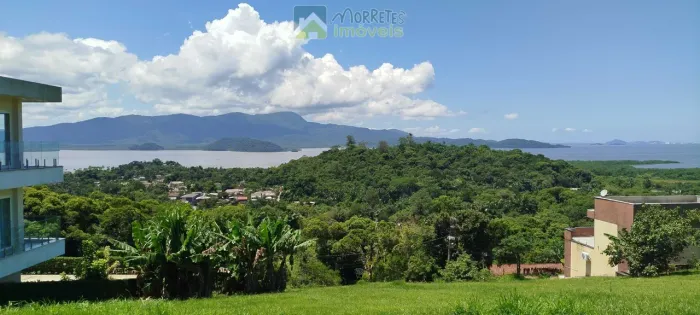 Terreno em condomínio fechado com 450m² acesso a piscinas e vista para o mar em Antonina