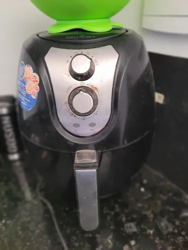 Vendo Fritadeira Air Fryer Britânia, na cor preta.