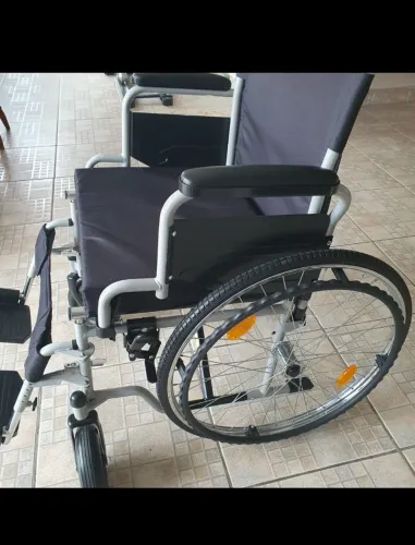 CADEIRA DE RODAS SEMI NOVA