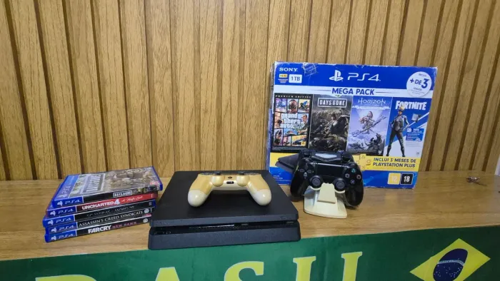 Ps4 Slim 1 TB, contém 3 controles, 5 jogos em mídia física, caixa e carregador