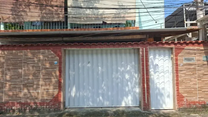Casa com três quartos sala cozinha e banheiro garagem área de serviço cisterna