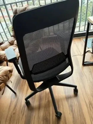 Cadeira de escritório de alto padrão (marca Minimal Design: ajustável, reclinável).