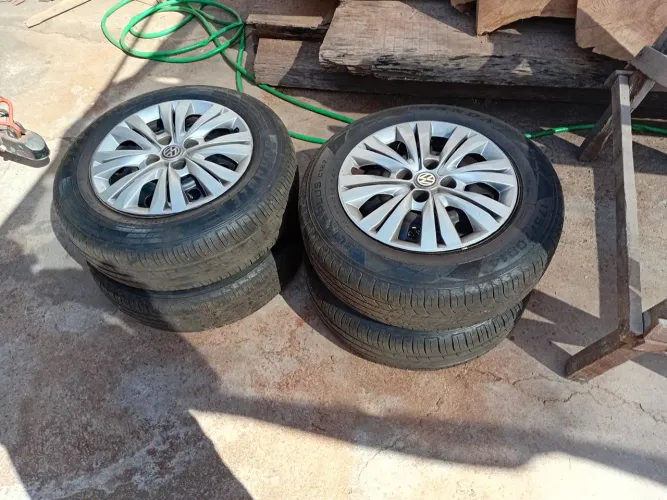 Vendo jogo de rodas com pneus 175/70/14