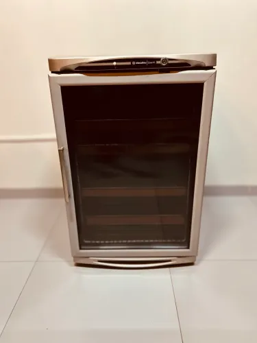 Vendo dega de vinhos da meta frio em perfeito estado