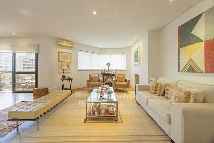 Apartamento amplo localizado em região nobre e rua arborizada