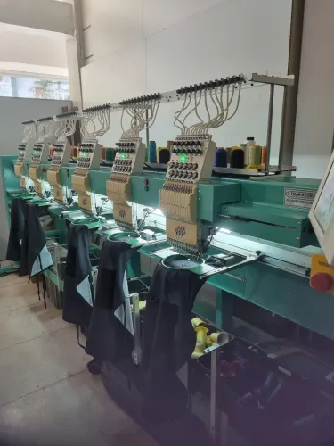 Operador de máquina de bordado computadorizado
