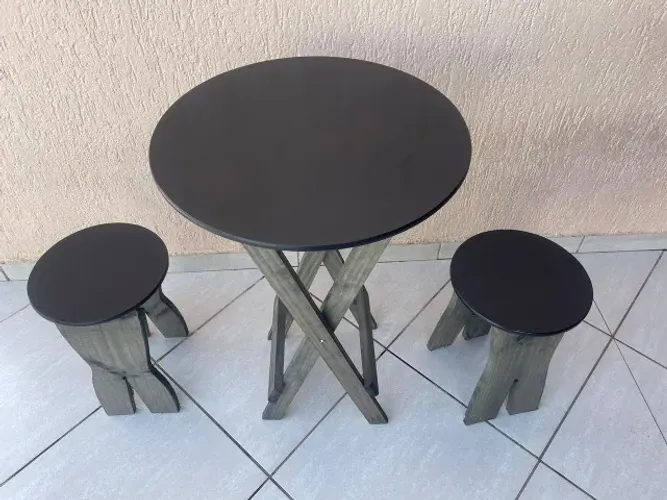 Mesa dobravel com duas banquetas
