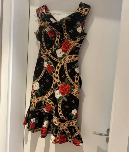 Lindo vestido excelente malha em elastano, super reforçada. Tamanho M/G. 