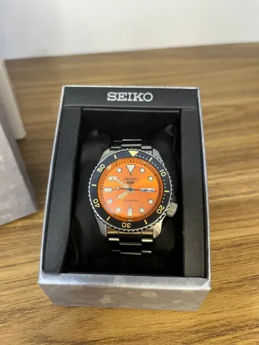Relógio Seiko Original em excelente estado com caixa e manual e mostrador laranja 