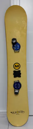 Snowboard da marca Mercury, fabricado nos Estados Unidos