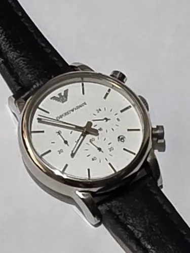 Religio social Empório Armani masculino, semi novo com pulseira de couro preta.
