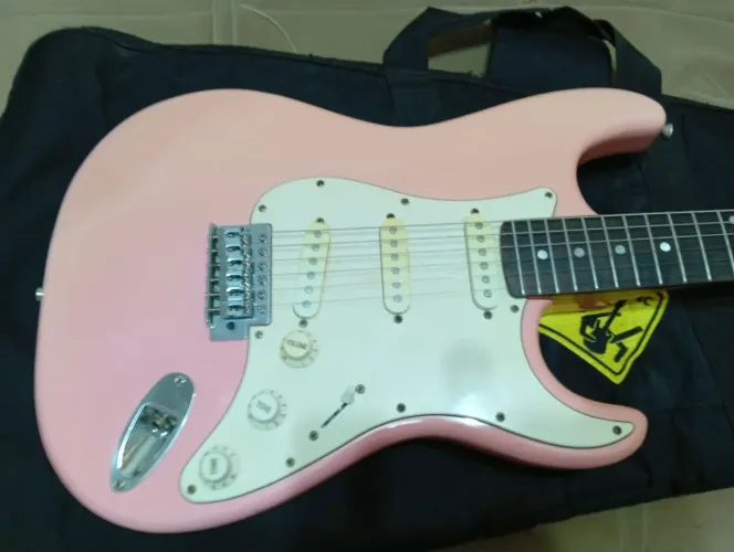 Guitarra Rosa Relíquia
