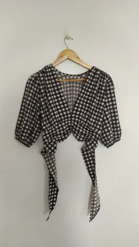 Blusa xadrez preta e branca manga 3/4 com elástico Tam G
