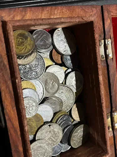 Mega Lote de Moedas + Baú de Madeira - Prata, Estrangeiras e Nacionais