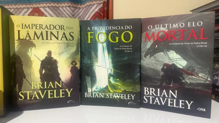 Trilogia Brian Staveley: Trono da Pedra Bruta (com o Último Elo Mortal)