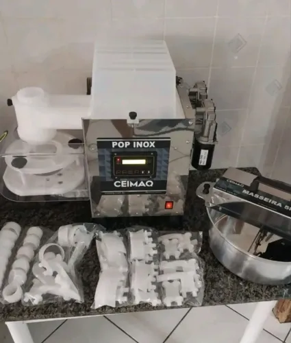 Maquina de salgados muito nova com masseira