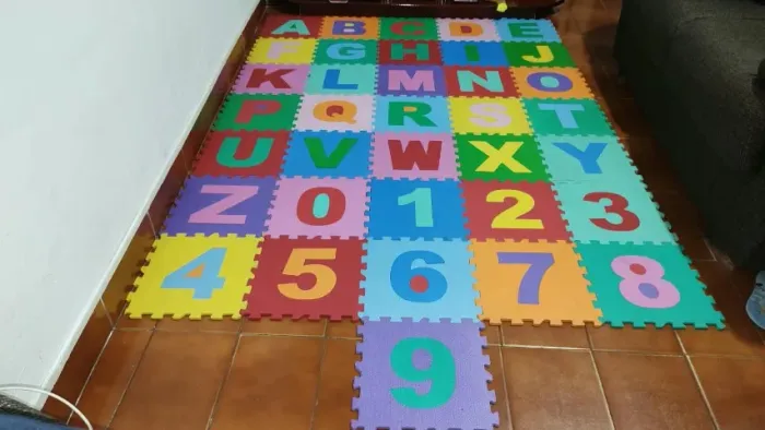 Tapete Infantil Eva Alfanumérico 30x30cm Kit Com 36 Peças. (usado)