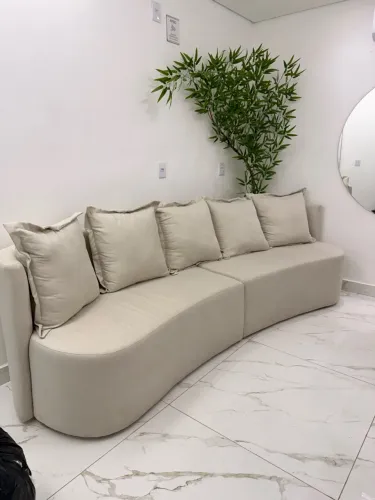 Sofá bege moderno e confortável