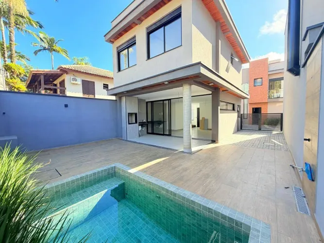 Casa em condomínio na Praia de Camburizinho  3 suítes e área gourmet