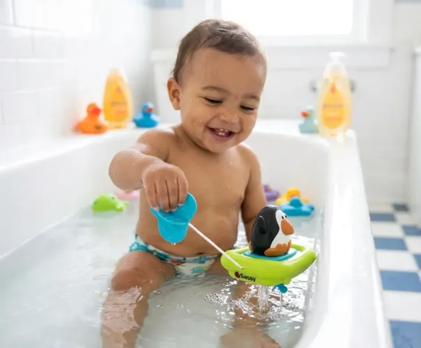 Brinquedo Bebê/ Infantil para Banho / Piscina - Sassy Bote Nadador - Novo e Importado
