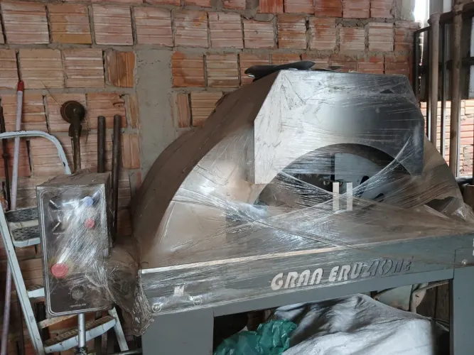 Vendo forno grande semi-novo pouco tempo de uso aqui em acrelandia 