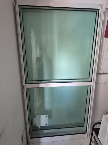 Porta de vidro com esquadria de alumínio branca, acompanha a esquadria