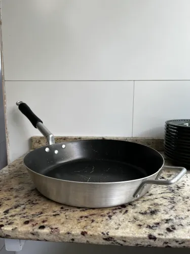 Essa é uma frigideira profissional de alumínio com revestimento antiaderente.