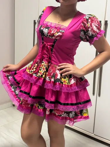 Vestido festa junina, na cor rosa com rendas