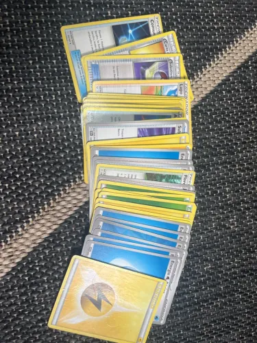 45 cartas Pokémon para seu deck *Não contém pokemons*