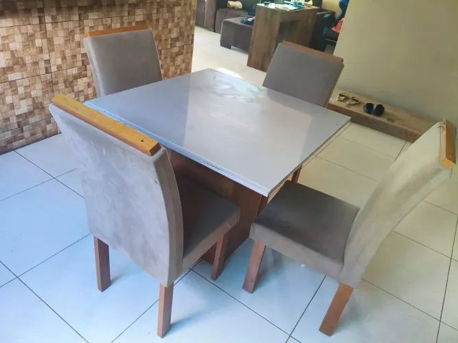 Mesa com tampo de vidro quadrada e 4 cadeiras