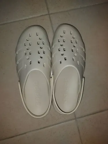 Chinelo Adidas Crocs