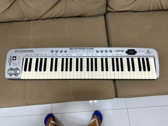 Teclado controlador impecável 61 teclas