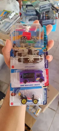 4 miniaturas hot Wheels temáticas