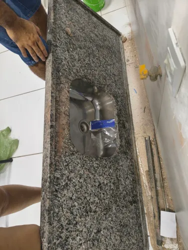 Bancada de Cozinha em Granito com Cuba de Inox Embutida - Ótimo Estado