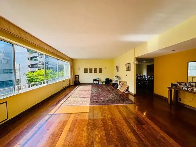 Apartamento 3 quartos à venda na quadra da praia da Rua Carlos Gois, Leblon!
