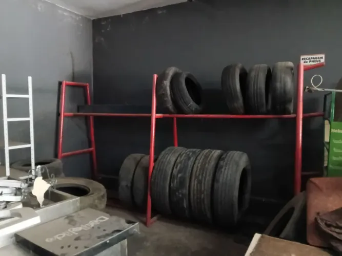 Estante de ferro maciço para oficina borracharia , loja pneus veículos pesados 