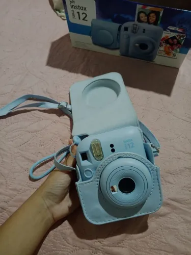 Câmera Instax Mini 12 com bolsa azul claro