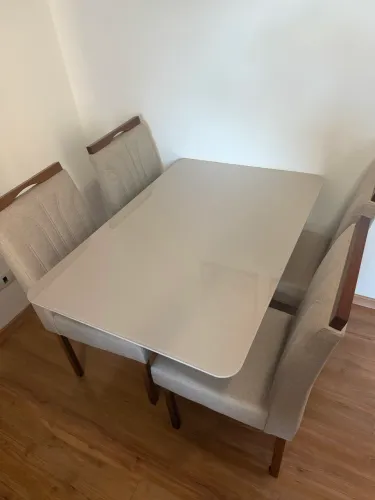 Mesa de jantar com 4 cadeiras