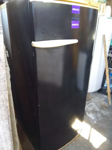 Geladeira Consul envelopada,gela muito bem e super conservada por dentro,por fora tá boa