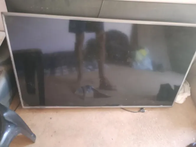 Vendo televisão com tela quebrada